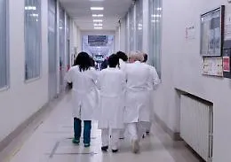 &laquo;I medici no vax stiano lontani dai pazienti a rischio&raquo;,  l'ira dei sindacati dei camici bianchi