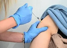 In Italia 99 reazioni avverse ogni 100.000 dosi di vaccino, il 18% gravi