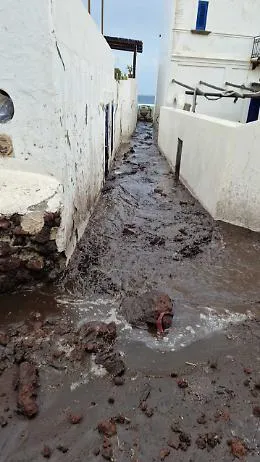 Maltempo: Stromboli di nuovo invasa da fango e massi