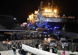 Sbarchi a Catania: donne, bimbi e fragili gi&ugrave; dalle navi. Urla e malesseri tra chi resta a bordo