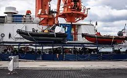 Tre bambine e un neonato: i primi migranti a Catania. Tra questi una bambina di 11 mesi nata con il labbro leporino dal Togo