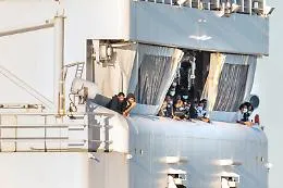 Migranti, l'attesa sulla Geo Barents e il sostegno degli attivisti sul molo