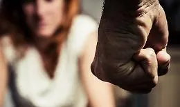 Calci e pugni alla compagna, 30enne foggiano arrestato a Caltanissetta