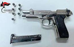 Nasconde una pistola e strumenti da rapina in auto rubata: arrestato