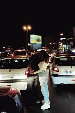 Iran: virale sui social il "bacio rivoluzionario" di due giovani