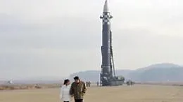 Kim Jong-Un mostra per la prima volta la figlia in pubblico e la porta a vedere il &laquo;missile mostro&raquo;