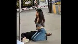 A Guangzhou, due donne senza mascherine: inginocchiate e portate via di forza dai vigilanti