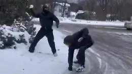 Maneskin, la battaglia a palle di neve di Victoria e Damiano sulle strade americane