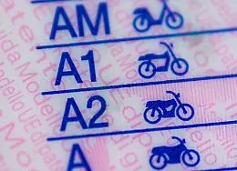 Il figlio &egrave; bocciato agli esami di guida, il padre aggredisce due esaminatori della Motorizzazione