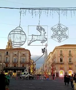 Catania, da venerd&igrave; si accende l'albero di Natale di Piazza Universit&agrave; e le luminarie di via Etnea