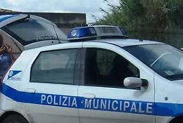Siracusa: vigile urbano multa automobilista, passante gli d&agrave; un pugno