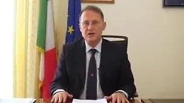 Il viceministro degli Esteri Cirielli e la sua pronuncia inglese: il video &egrave; virale