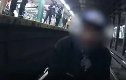 Cade sui binari della metro a New York, salvato in extremis