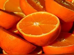 Ad Aci Bonaccorsi "Prendi e paghi": arance in vendita senza il venditore
