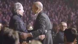 Checco Zalone imita Riccardo Muti, che &egrave; in sala a sorpresa: &laquo;Maestro, mi lasci lavorare, tengo famiglia&raquo;