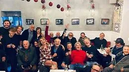 La cena di Natale con Smaila, Cal&agrave;, Cochi, Renato (e tanti altri): tutti cantano &laquo;E la vita, la vita&raquo;