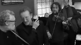 Dublino, Bono degli U2 canta &laquo;Desire&raquo; in un pub con una birra in mano