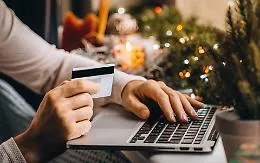 E-commerce, nel 2022 solo a Catania oltre 600 truffe: i consigli della polizia postale etnea per gli acquisti di Natale