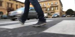 Due ragazze investite sulle strisce pedonali: caccia al pirata della strada
