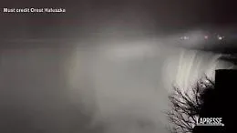 Canada, le cascate del Niagara spengono le luci a sostegno dell'Ucraina