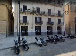 Faceva la "cresta" sui documenti richiesti dai migranti, sospeso dipendente del Comune di Palermo