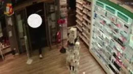 Rapina la farmacia, ma ad aspettarlo ci sono i poliziotti