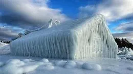 Il ghiaccio avvolge completamente un negozio: le immagini spettacolari del grande freddo in Wisconsin