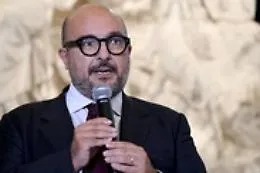 Il ministro Sangiuliano: &laquo;Basta con l'uso di parole straniere&raquo;. Ma lo spiega usando parole straniere, ironia sui social