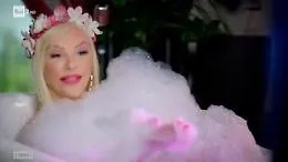 Cicciolina ospite Malgioglio, l'ex pornostar si fa intervistare nella vasca da bagno