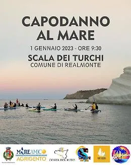 Un tuffo nel mare di Scala dei Turchi per salutare il Capodanno