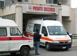 &laquo;Voglio vedere mia moglie&raquo; e distrugge la porta del pronto soccorso del Cervello