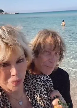 Carmen Russo ed Enzo Paolo Turchi in Sicilia: &laquo;Fantastico il mare di Mondello&raquo;