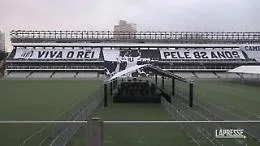 Pel&eacute;, la salma di O Rey al centro del campo del Santos