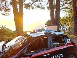 Aggred&igrave; passante con i cocci di una bottiglia, fermato