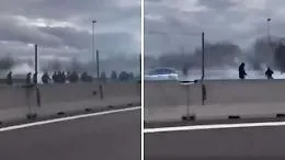 Ultr&agrave; incappucciati e fumogeni: gli scontri tra tifosi di Napoli e Roma in autostrada