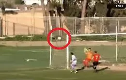 La palla fuori di un metro, ma l'arbitro d&agrave; il gol (e la partita finisce 1-0)