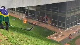 I sostenitori di Bolsonaro appiccano il fuoco al Congresso nazionale