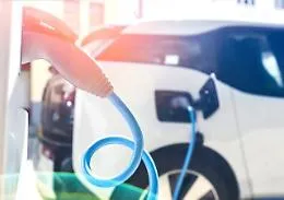 Bonus colonnine elettriche, via alle domande: come ottenere 1.500 euro per i privati e 8.000 per i condom&igrave;ni