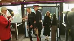 Royal Family, William non risponde alla domanda sul libro del fratello Harry