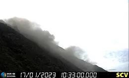Stromboli in eruzione: trabocco in alto nella Sciara del Fuoco