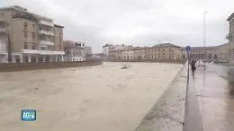 Senigallia, il Misa sale oltre i 3 metri: &egrave; allarme per la piena in centro citt&agrave;