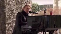Lisa Marie Presley, ai funerali Axl Rose canta &laquo;November rain&raquo;