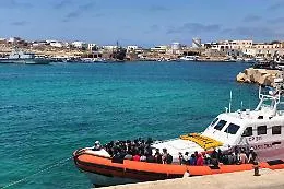 Il freddo e il maltempo non fermano gli sbarchi: in 70 approdano a Lampedusa