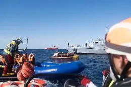 Migranti, in 95 soccorsi dalla Ocean Viking: &laquo;Libici ci ostacolavano&raquo;