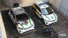 Milano, due molotov contro auto della polizia locale: il video