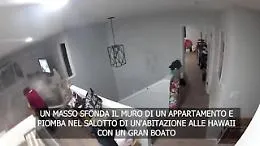 Hawaii, un masso sfonda una casa e cade in soggiorno: tutti illesi