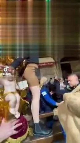 S. Agata, &egrave; polemica per la ragazza &ldquo;cubista&rdquo; sulla candelora: in arrivo una sanzione per la corporazione