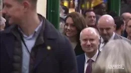 Kate Middleton &laquo;vittima&raquo; di &laquo;catcalling&raquo; a Leeds mentre saluta la folla