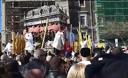 S. Agata, il fercolo tra la gente nel giro esterno: a Catania &egrave; festa