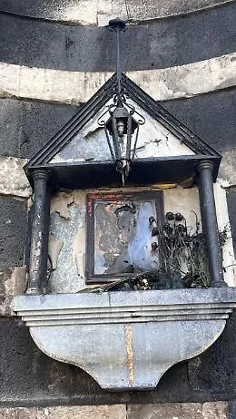 S. Agata, l'altarino di piazza Palestro in fiamme: troppi i ceri lasciati dai devoti